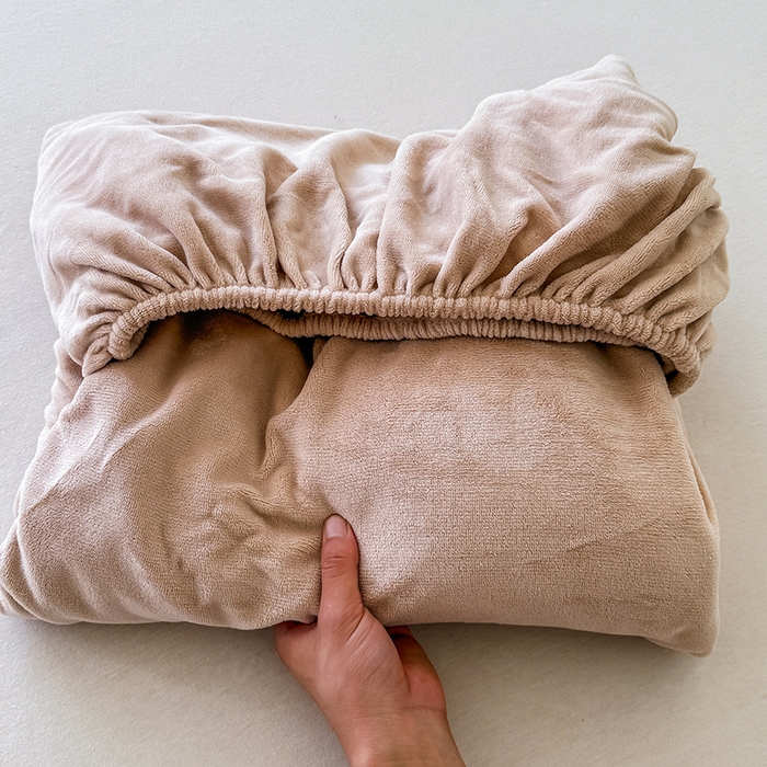 91家纺网 家纺一手货源 找家纺 三朵家纺 2025新款牛奶绒印花单床笠 床笠单件 浅咖