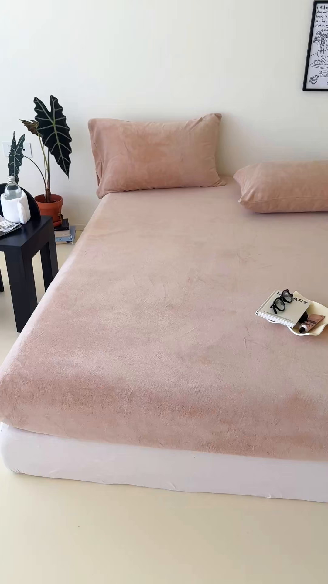 91家纺网 家纺一手货源 找家纺 三朵家纺 2025新款牛奶绒印花单床笠 床笠单件 浅咖