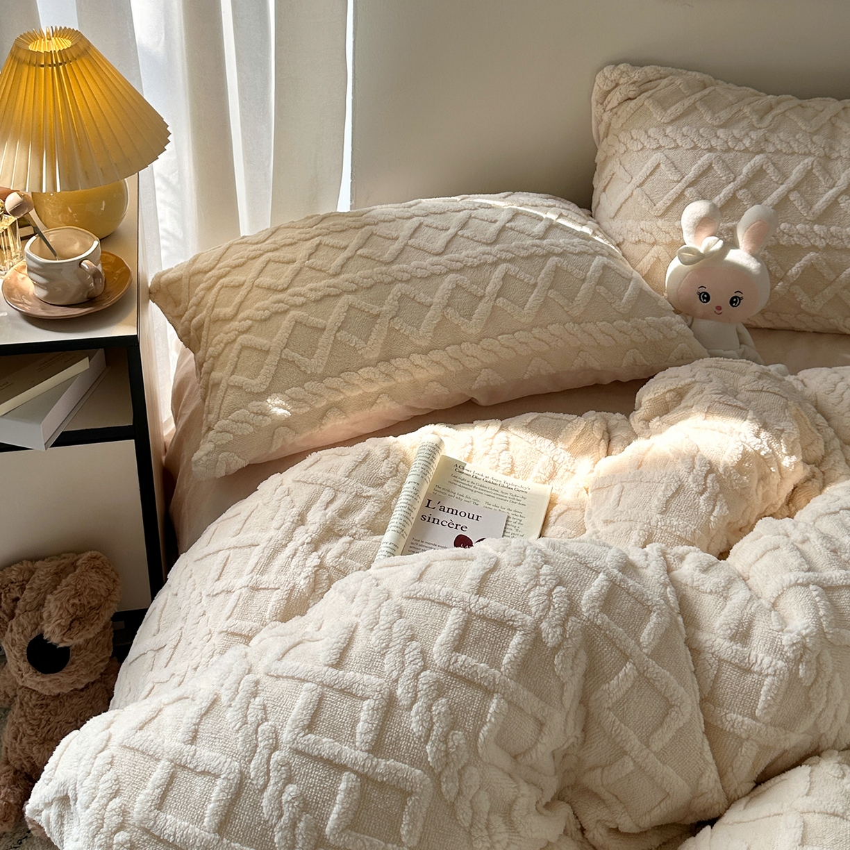 91家纺网 家纺一手货源 找家纺 艾咪-Amy ntmy 2025新款治愈系少女风塔芙绒牛奶绒四件套 奶白