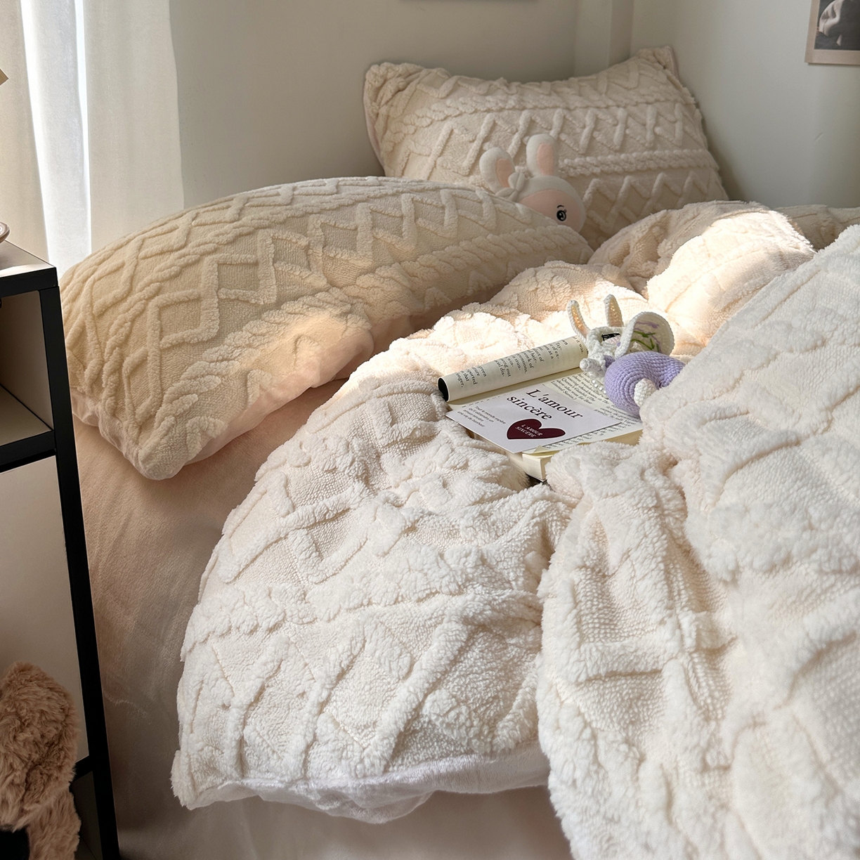 91家纺网 家纺一手货源 找家纺 艾咪-Amy ntmy 2025新款治愈系少女风塔芙绒牛奶绒四件套 奶白