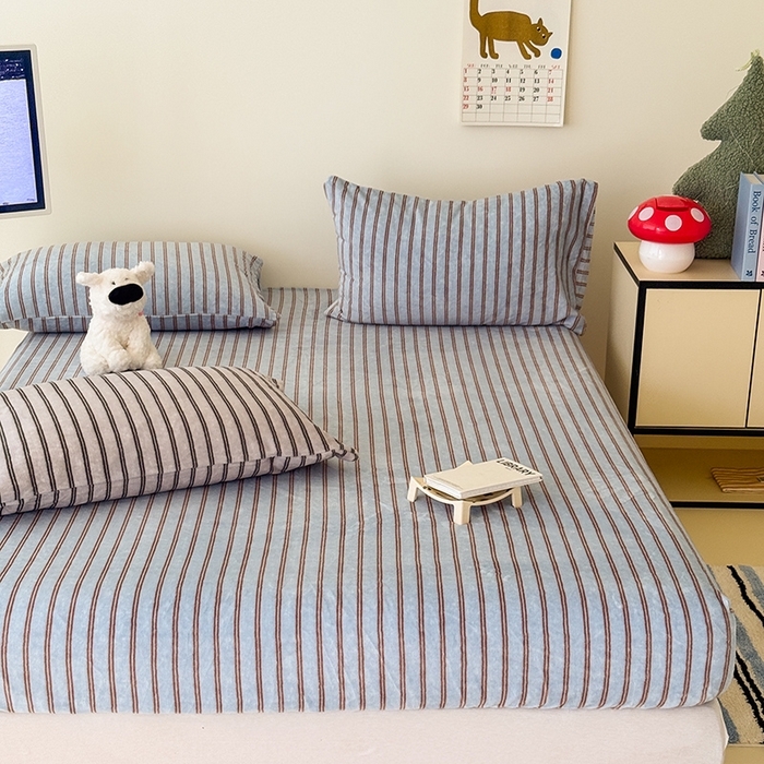 91家纺网 家纺一手货源 找家纺 三朵家纺 2025新款牛奶绒印花单床笠 床笠单件 时尚条纹蓝