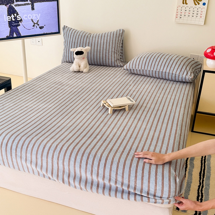 91家纺网 家纺一手货源 找家纺 三朵家纺 2025新款牛奶绒印花单床笠 床笠单件 时尚条纹蓝