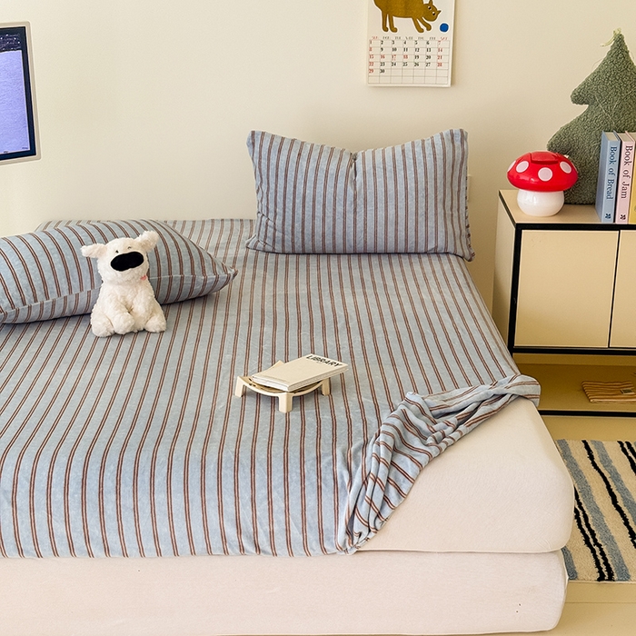 91家纺网 家纺一手货源 找家纺 三朵家纺 2025新款牛奶绒印花单床笠 床笠单件 时尚条纹蓝