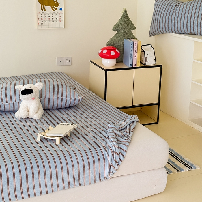 91家纺网 家纺一手货源 找家纺 三朵家纺 2025新款牛奶绒印花单床笠 床笠单件 时尚条纹蓝