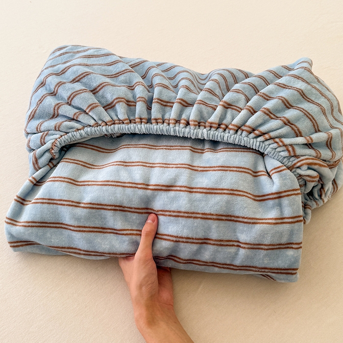 91家纺网 家纺一手货源 找家纺 三朵家纺 2025新款牛奶绒印花单床笠 床笠单件 时尚条纹蓝