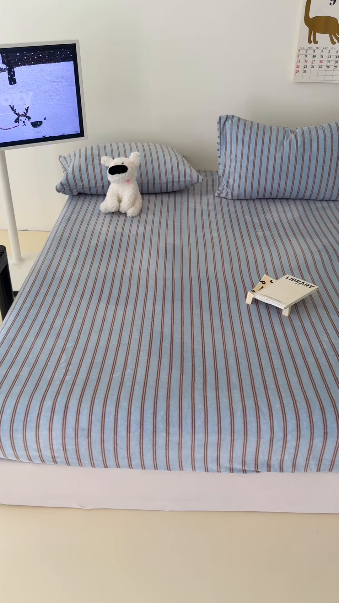 91家纺网 家纺一手货源 找家纺 三朵家纺 2025新款牛奶绒印花单床笠 床笠单件 时尚条纹蓝