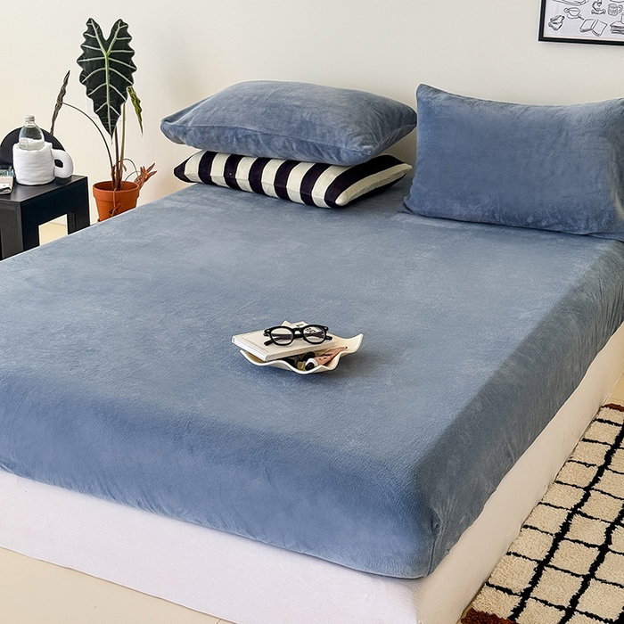 91家纺网 家纺一手货源 找家纺 三朵家纺 2025新款牛奶绒印花单床笠 床笠单件 蔚蓝