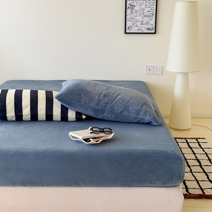 91家纺网 家纺一手货源 找家纺 三朵家纺 2025新款牛奶绒印花单床笠 床笠单件 蔚蓝