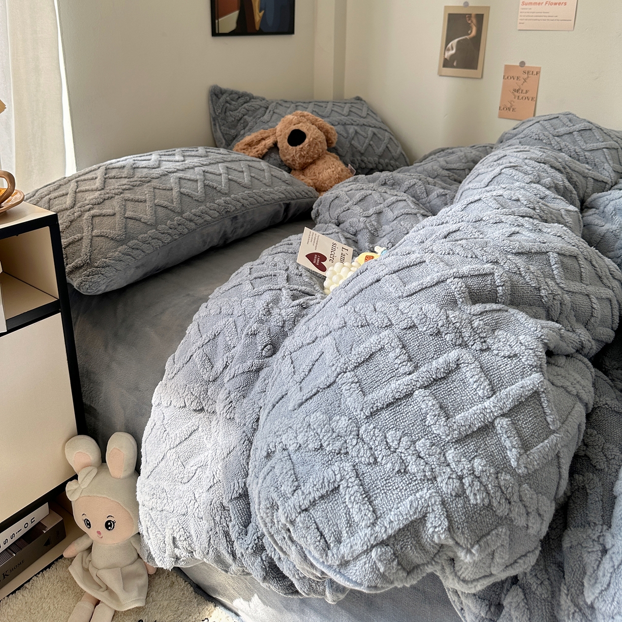 91家纺网 家纺一手货源 找家纺 艾咪-Amy ntmy 2025新款治愈系少女风塔芙绒牛奶绒四件套 雾蓝