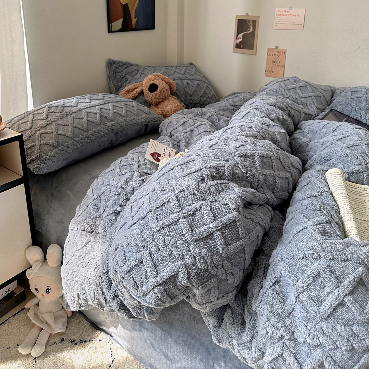 91家纺网 家纺一手货源 找家纺 艾咪-Amy ntmy 2025新款治愈系少女风塔芙绒牛奶绒四件套 雾蓝