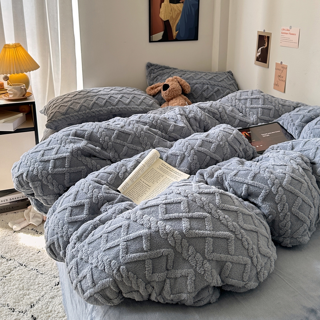 91家纺网 家纺一手货源 找家纺 艾咪-Amy ntmy 2025新款治愈系少女风塔芙绒牛奶绒四件套 雾蓝