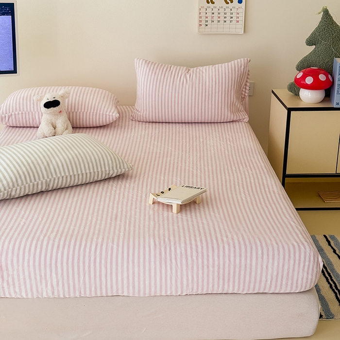 91家纺网 家纺一手货源 找家纺 三朵家纺 2025新款牛奶绒印花单床笠 床笠单件 细条粉