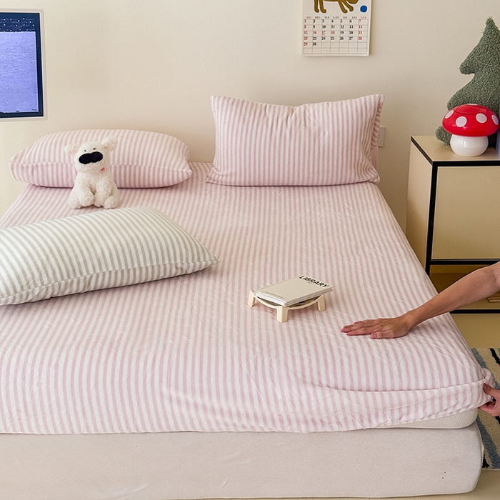 91家纺网 家纺一手货源 找家纺 三朵家纺 2025新款牛奶绒印花单床笠 床笠单件 细条粉