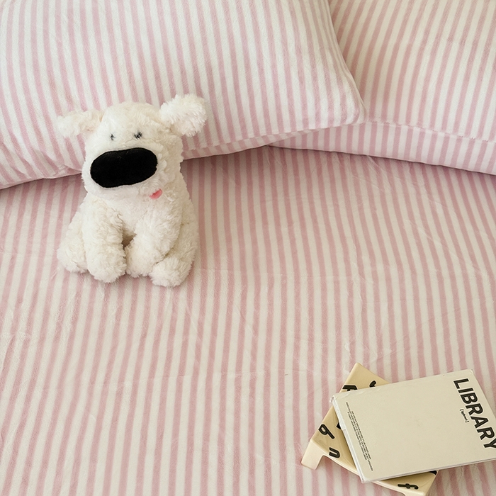 91家纺网 家纺一手货源 找家纺 三朵家纺 2025新款牛奶绒印花单床笠 床笠单件 细条粉