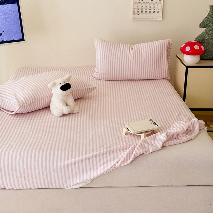 91家纺网 家纺一手货源 找家纺 三朵家纺 2025新款牛奶绒印花单床笠 床笠单件 细条粉