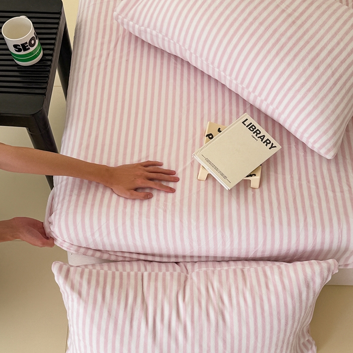 91家纺网 家纺一手货源 找家纺 三朵家纺 2025新款牛奶绒印花单床笠 床笠单件 细条粉