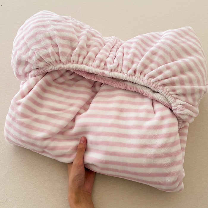 91家纺网 家纺一手货源 找家纺 三朵家纺 2025新款牛奶绒印花单床笠 床笠单件 细条粉