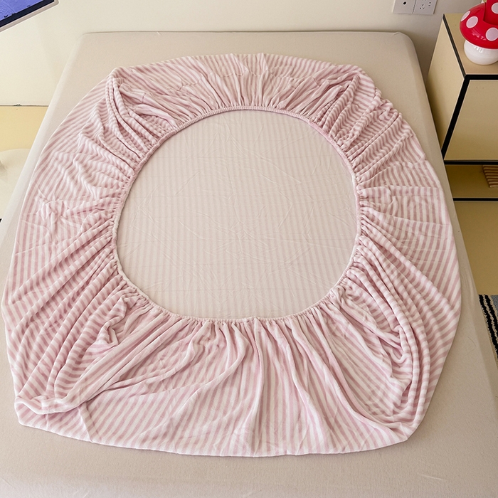 91家纺网 家纺一手货源 找家纺 三朵家纺 2025新款牛奶绒印花单床笠 床笠单件 细条粉