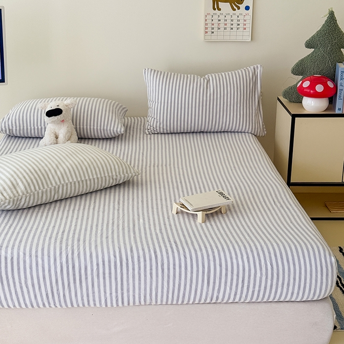 91家纺网 家纺一手货源 找家纺 三朵家纺 2025新款牛奶绒印花单床笠 床笠单件 细条灰