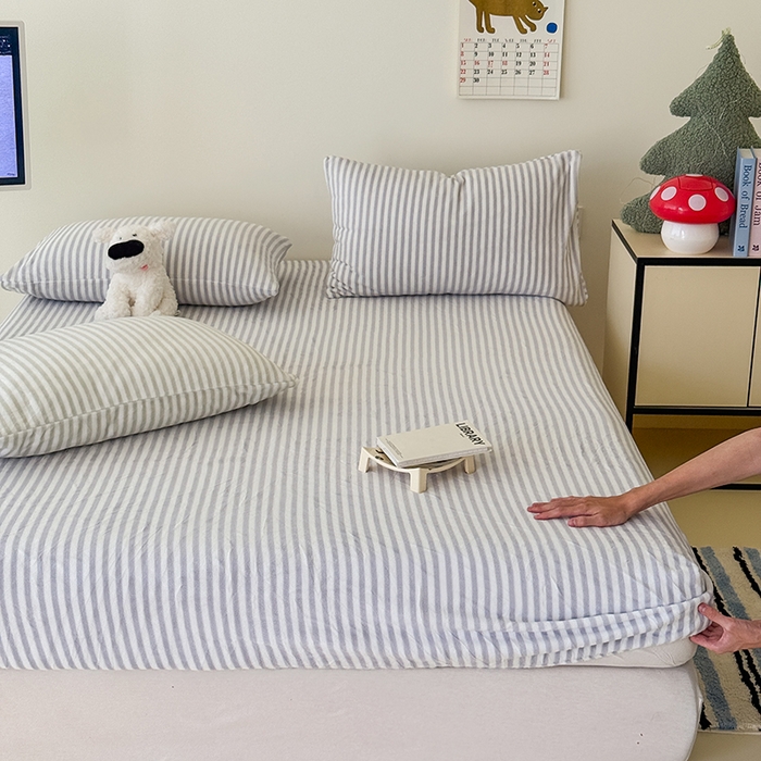 91家纺网 家纺一手货源 找家纺 三朵家纺 2025新款牛奶绒印花单床笠 床笠单件 细条灰