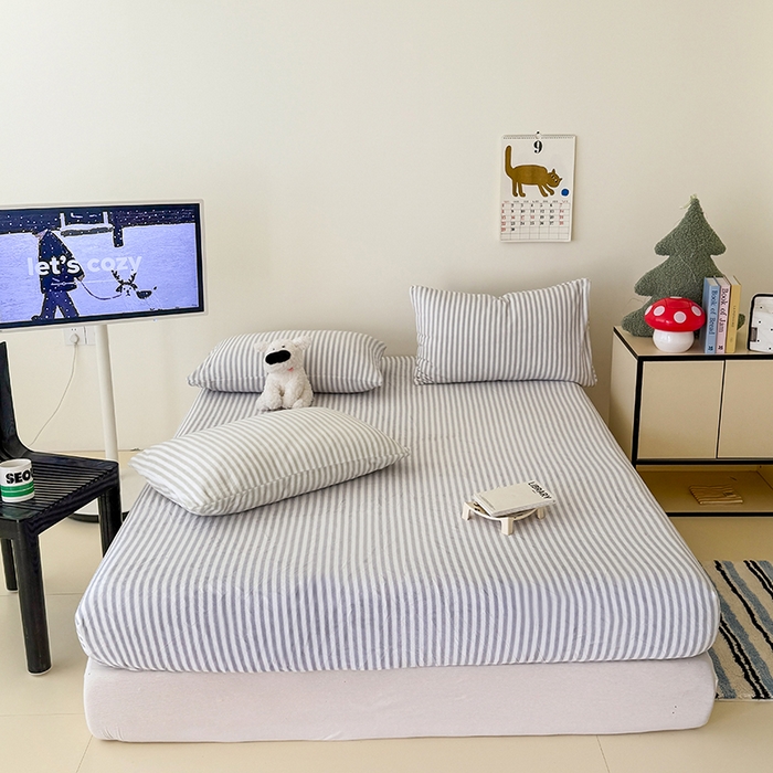 91家纺网 家纺一手货源 找家纺 三朵家纺 2025新款牛奶绒印花单床笠 床笠单件 细条灰