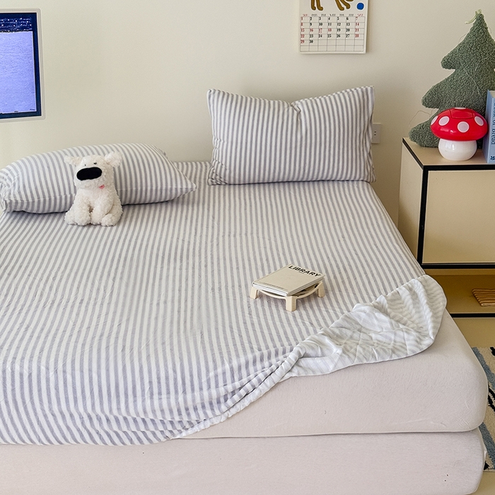 91家纺网 家纺一手货源 找家纺 三朵家纺 2025新款牛奶绒印花单床笠 床笠单件 细条灰