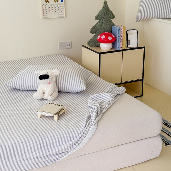 91家纺网 家纺一手货源 找家纺 三朵家纺 2025新款牛奶绒印花单床笠 床笠单件 细条灰