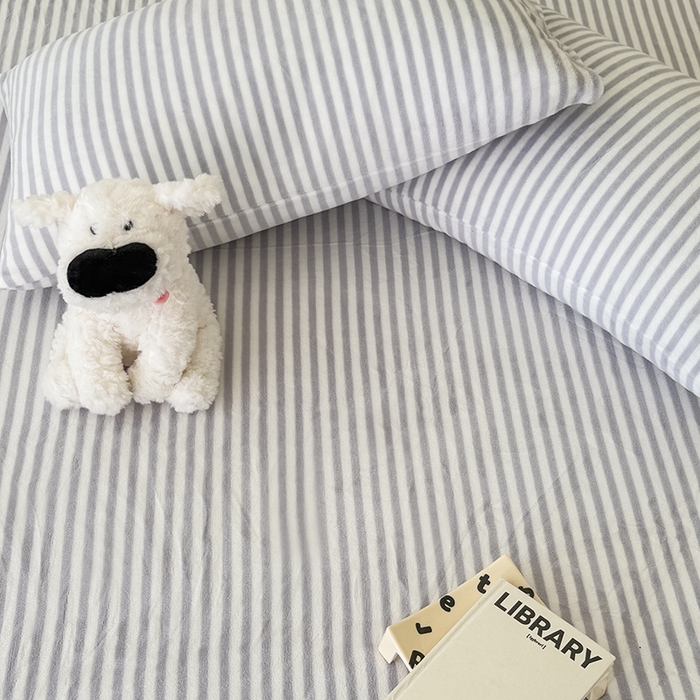 91家纺网 家纺一手货源 找家纺 三朵家纺 2025新款牛奶绒印花单床笠 床笠单件 细条灰