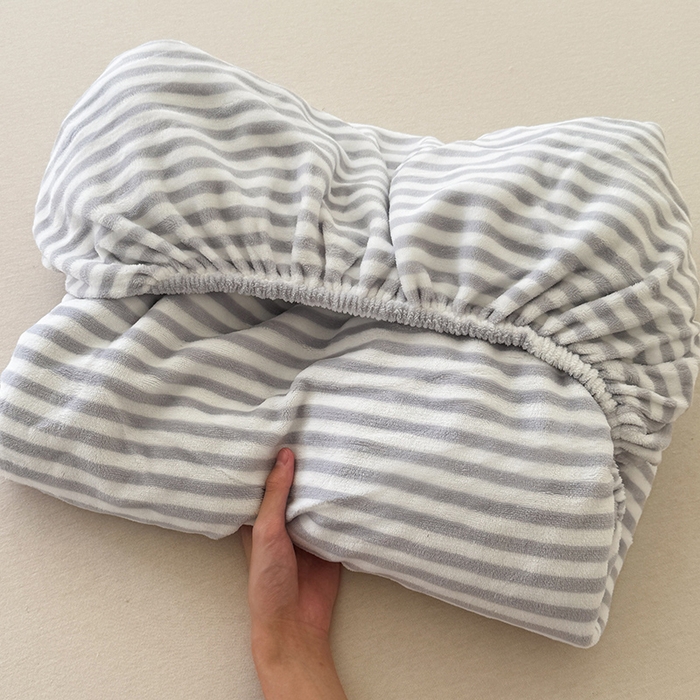 91家纺网 家纺一手货源 找家纺 三朵家纺 2025新款牛奶绒印花单床笠 床笠单件 细条灰