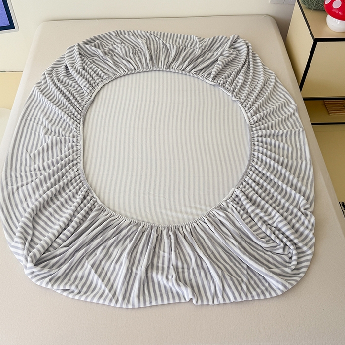 91家纺网 家纺一手货源 找家纺 三朵家纺 2025新款牛奶绒印花单床笠 床笠单件 细条灰