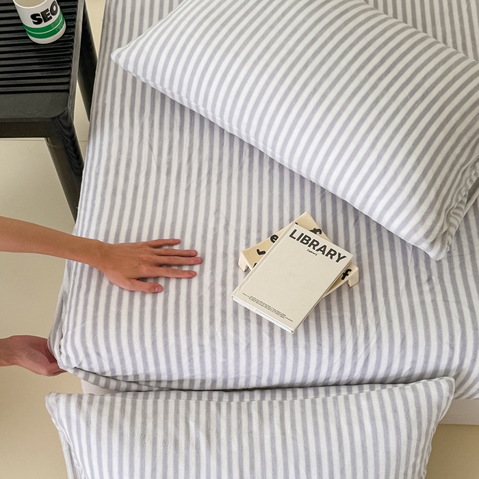 91家纺网 家纺一手货源 找家纺 三朵家纺 2025新款牛奶绒印花单床笠 床笠单件 细条灰