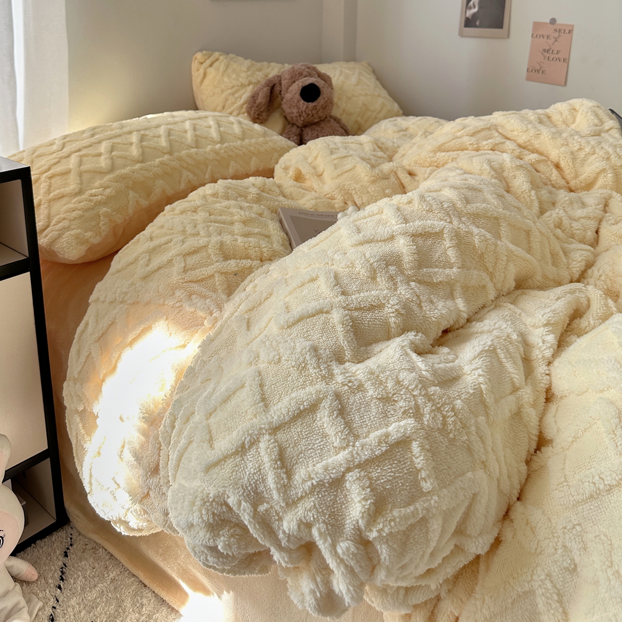 91家纺网 家纺一手货源 找家纺 艾咪-Amy ntmy 2025新款治愈系少女风塔芙绒牛奶绒四件套 杏黄