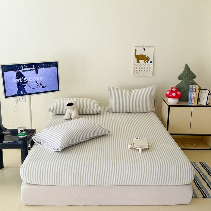 91家纺网 家纺一手货源 找家纺 三朵家纺 2025新款牛奶绒印花单床笠 床笠单件 细条绿