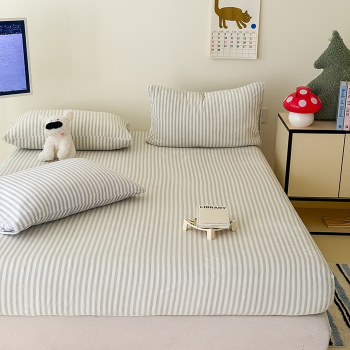 91家纺网 家纺一手货源 找家纺 三朵家纺 2025新款牛奶绒印花单床笠 床笠单件 细条绿