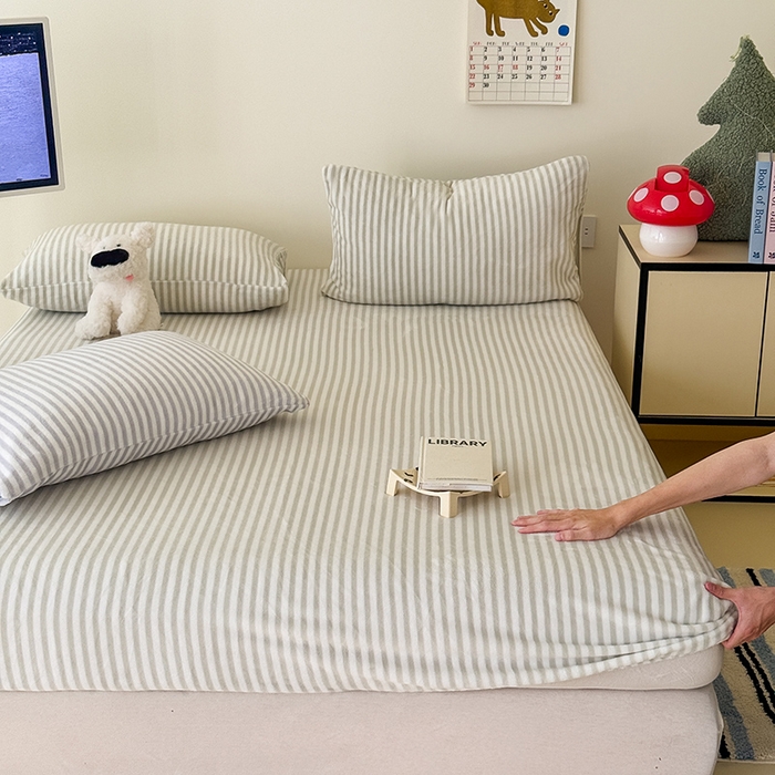 91家纺网 家纺一手货源 找家纺 三朵家纺 2025新款牛奶绒印花单床笠 床笠单件 细条绿