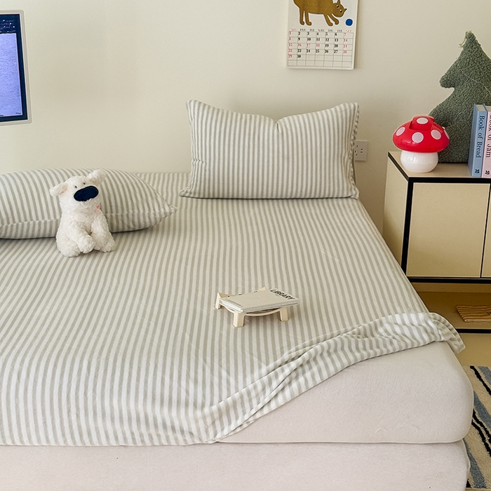 91家纺网 家纺一手货源 找家纺 三朵家纺 2025新款牛奶绒印花单床笠 床笠单件 细条绿