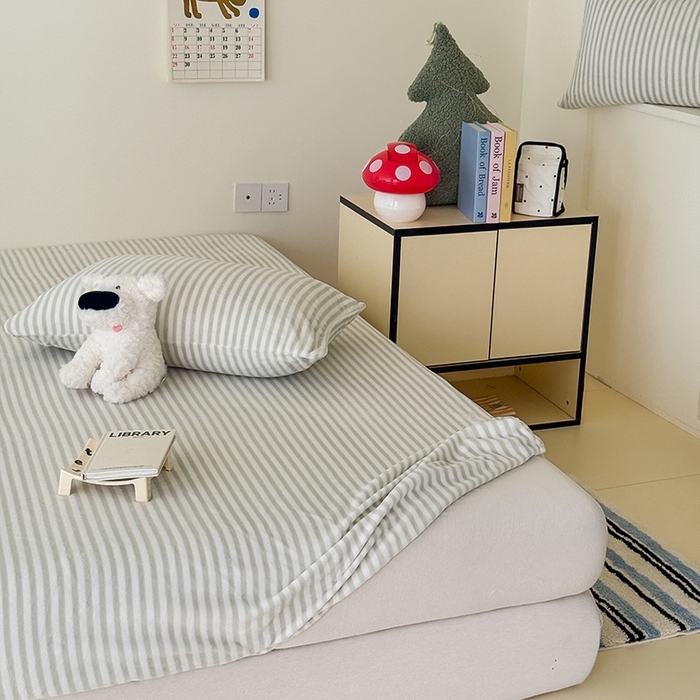 91家纺网 家纺一手货源 找家纺 三朵家纺 2025新款牛奶绒印花单床笠 床笠单件 细条绿