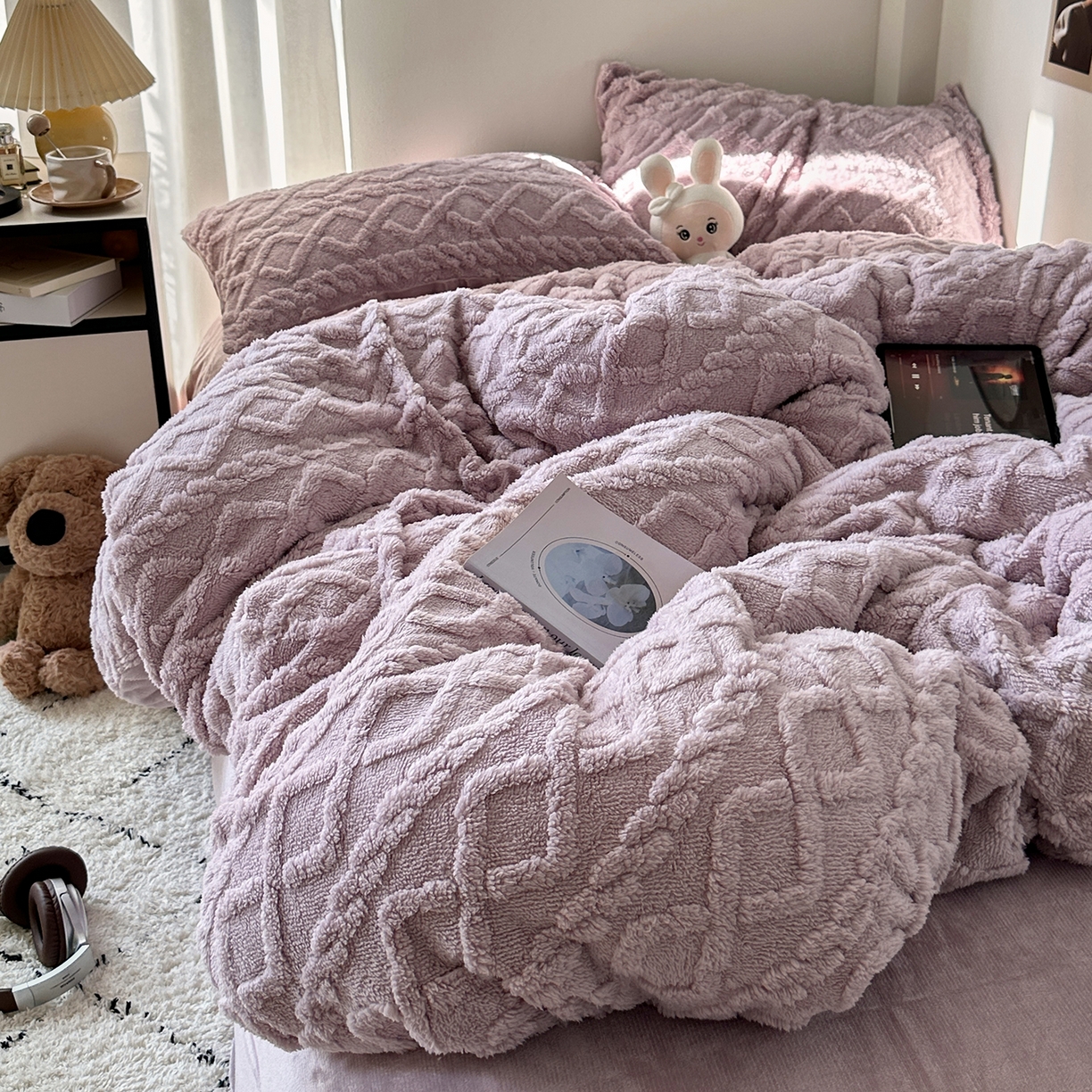 91家纺网 家纺一手货源 找家纺 艾咪-Amy ntmy 2025新款治愈系少女风塔芙绒牛奶绒四件套 芋紫