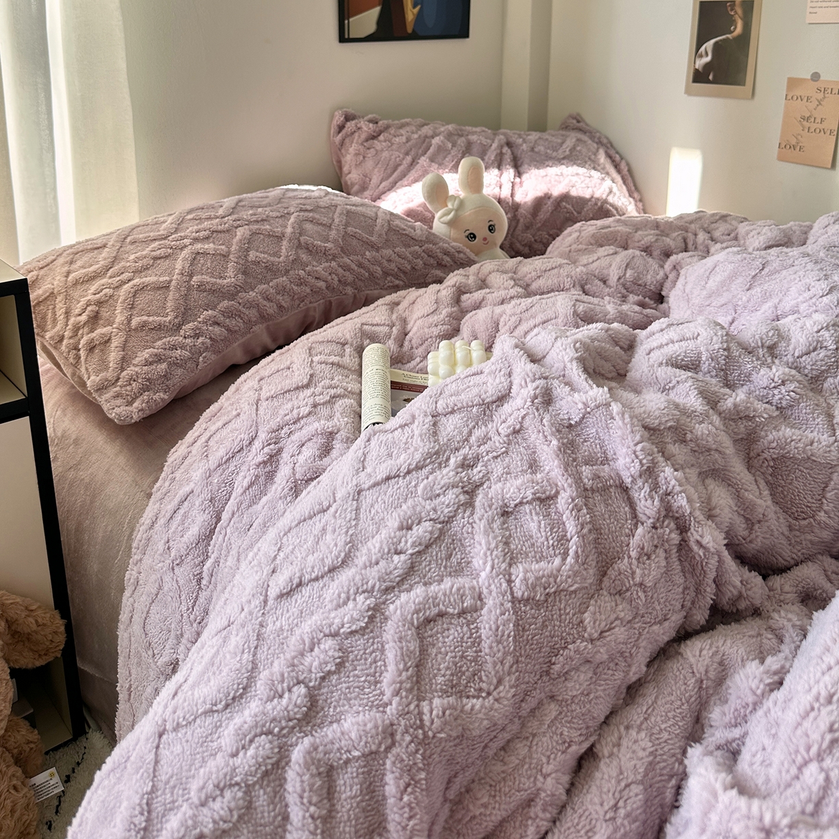 91家纺网 家纺一手货源 找家纺 艾咪-Amy ntmy 2025新款治愈系少女风塔芙绒牛奶绒四件套 芋紫