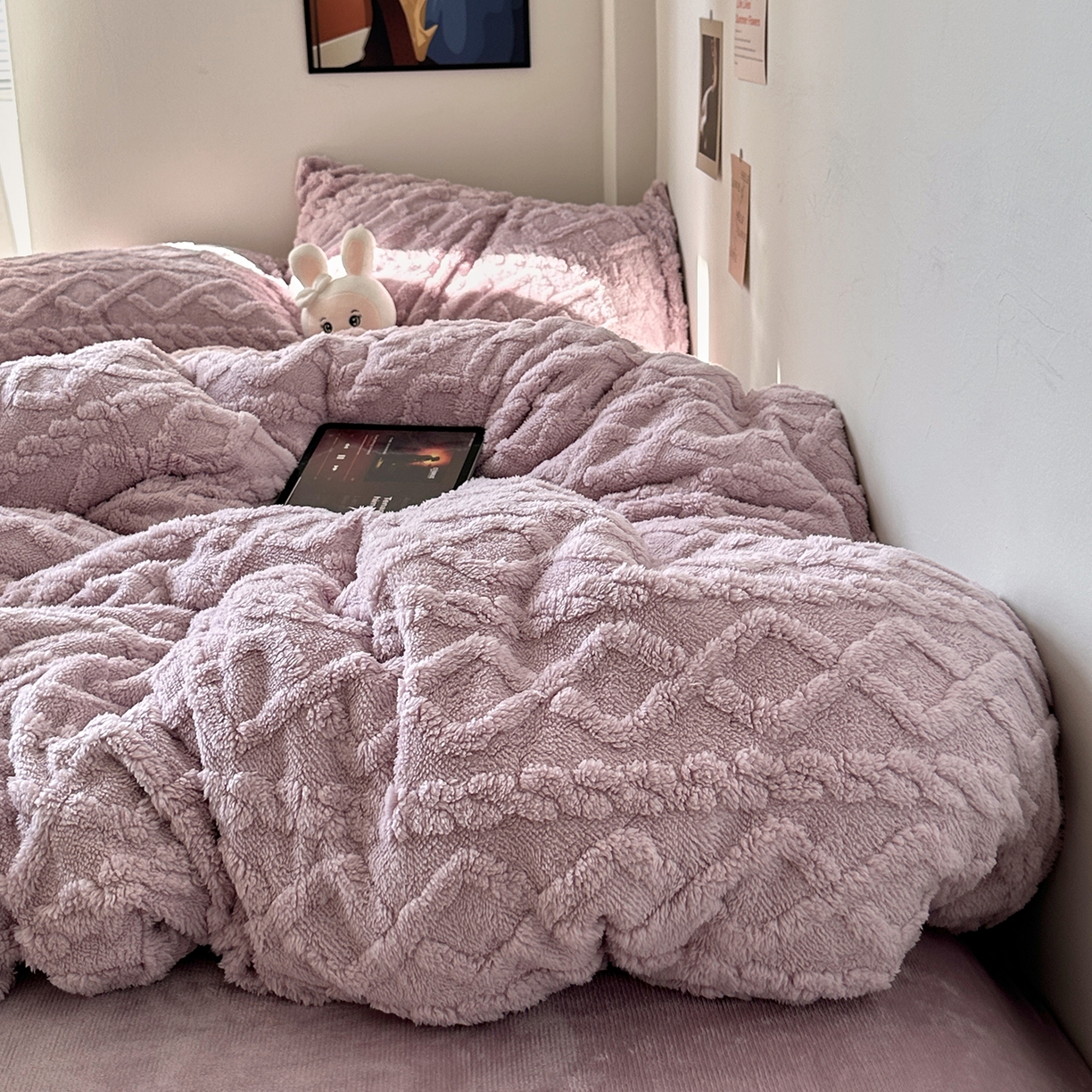 91家纺网 家纺一手货源 找家纺 艾咪-Amy ntmy 2025新款治愈系少女风塔芙绒牛奶绒四件套 芋紫