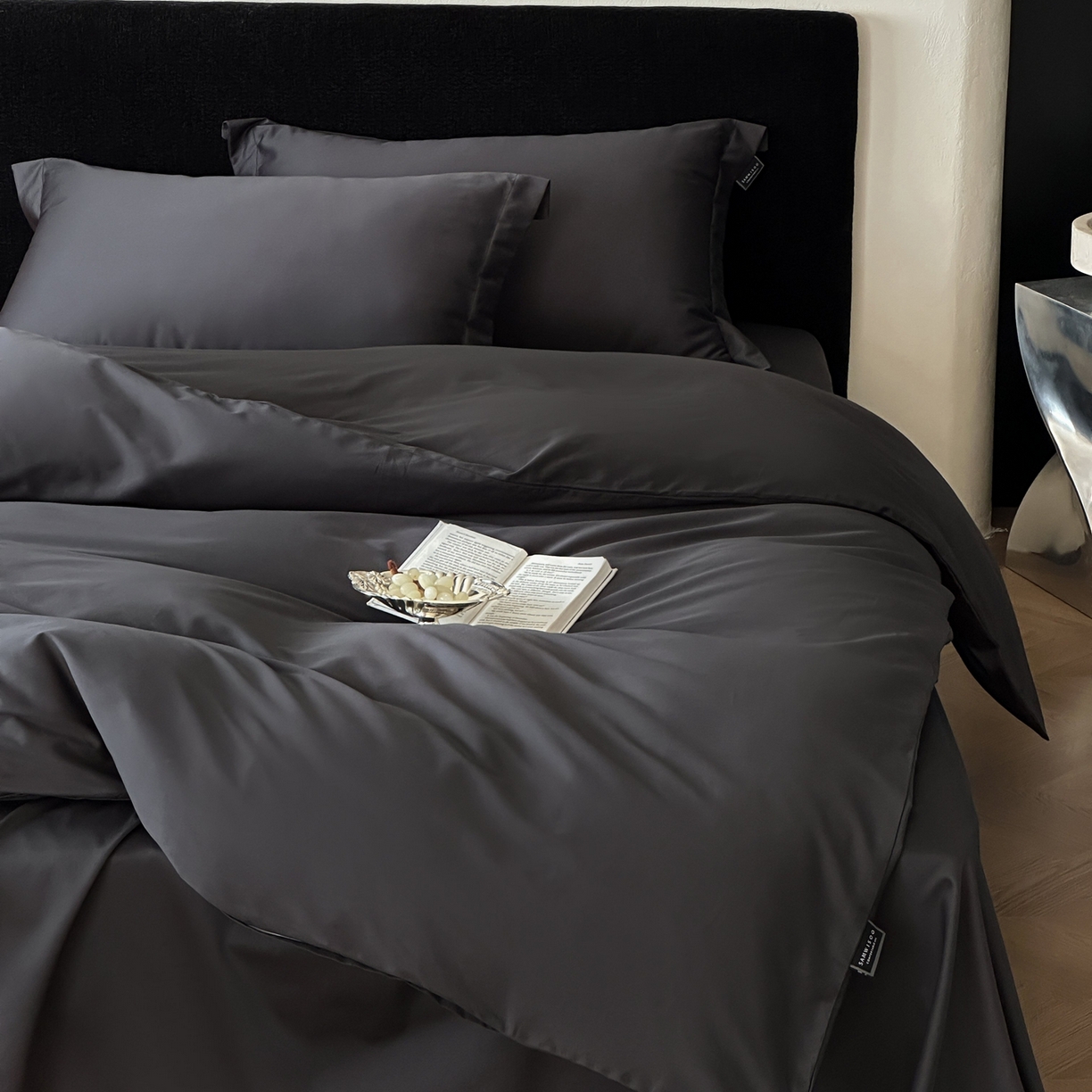 91家纺网 家纺一手货源 找家纺 三味舒屋 2025新款50s全棉纯棉纯色四件套-长期主义 长期主义-摩卡黑灰