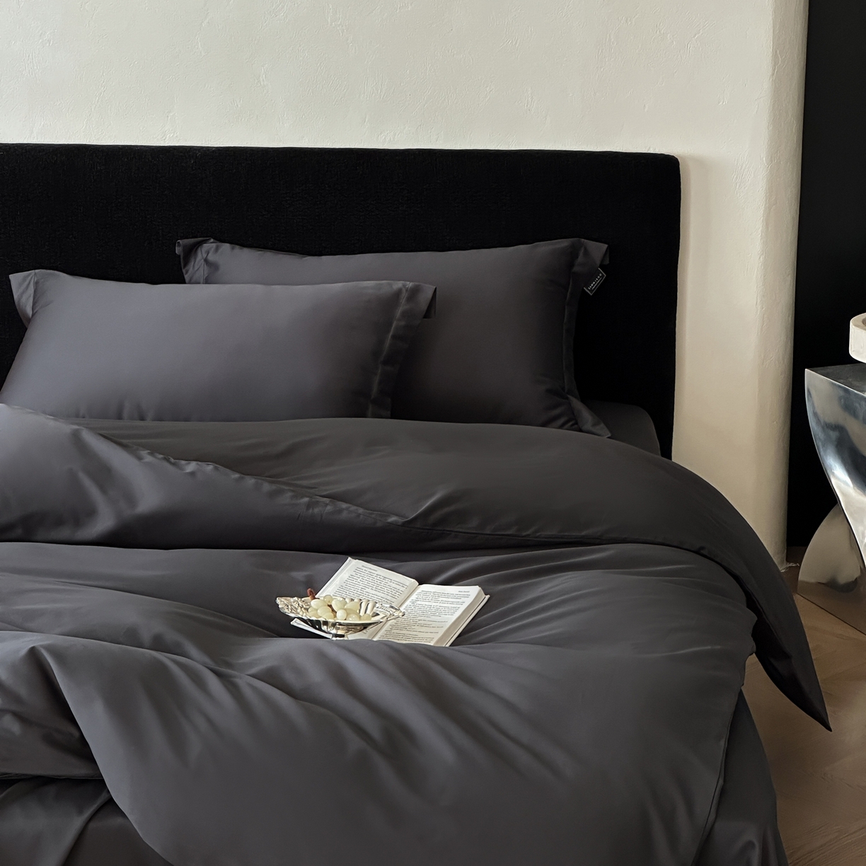 91家纺网 家纺一手货源 找家纺 三味舒屋 2025新款50s全棉纯棉纯色四件套-长期主义 长期主义-摩卡黑灰