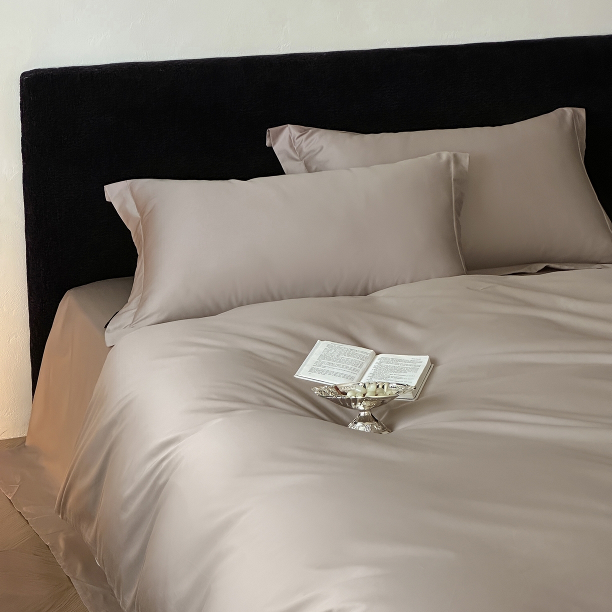 91家纺网 家纺一手货源 找家纺 三味舒屋 2025新款50s全棉纯棉纯色四件套-长期主义 长期主义-茶棕色