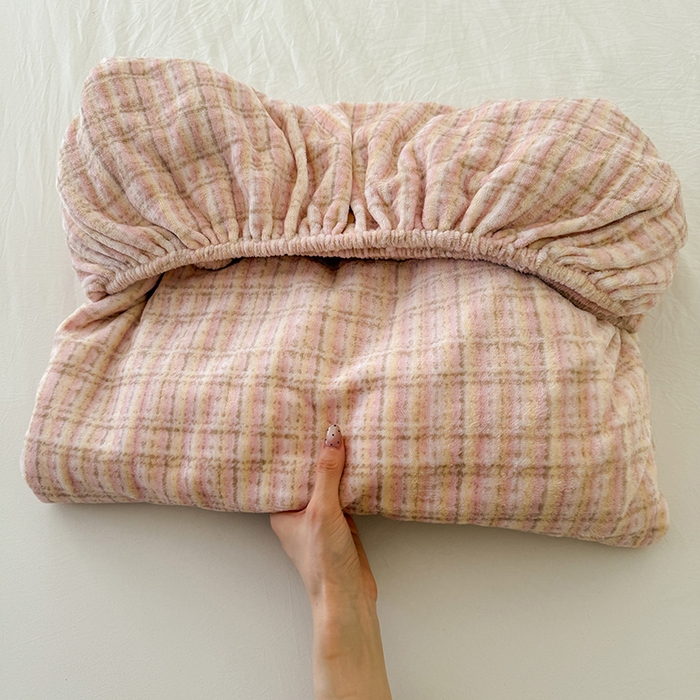 91家纺网 家纺一手货源 找家纺 三朵家纺 2025新款牛奶绒印花单床笠 床笠单件 小香格粉