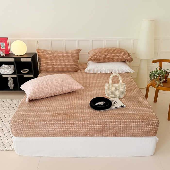 91家纺网 家纺一手货源 找家纺 三朵家纺 2025新款牛奶绒印花单床笠 床笠单件 小香格咖