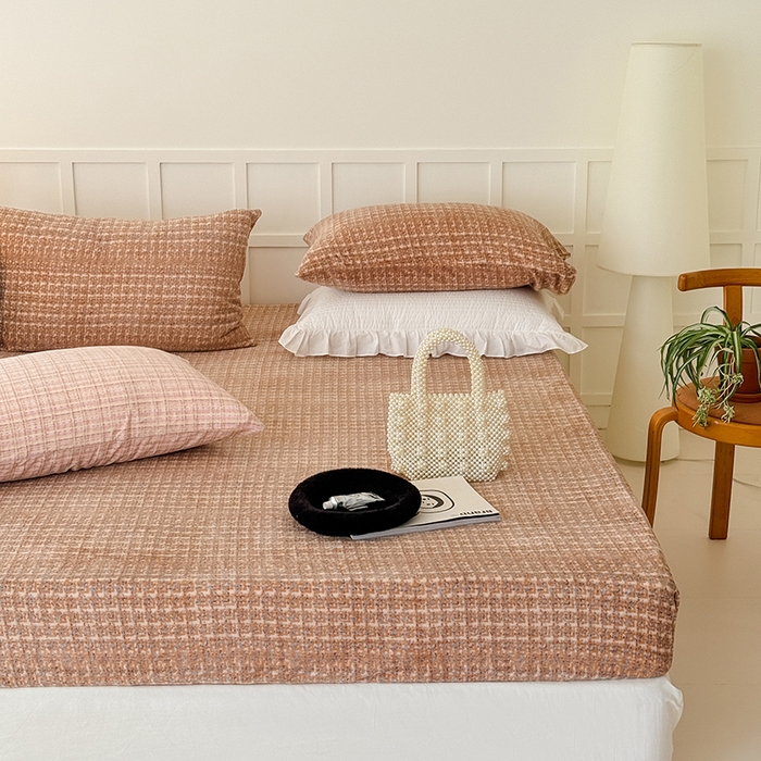 91家纺网 家纺一手货源 找家纺 三朵家纺 2025新款牛奶绒印花单床笠 床笠单件 小香格咖