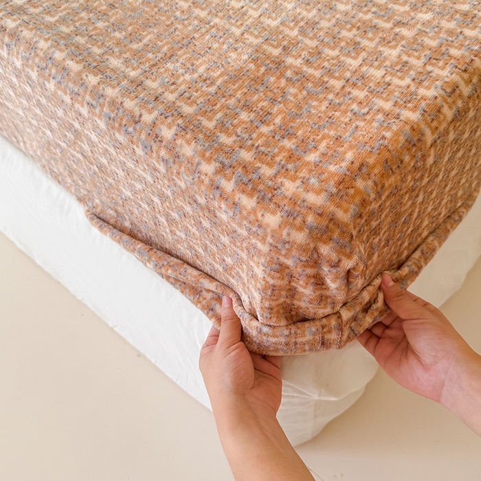 91家纺网 家纺一手货源 找家纺 三朵家纺 2025新款牛奶绒印花单床笠 床笠单件 小香格咖