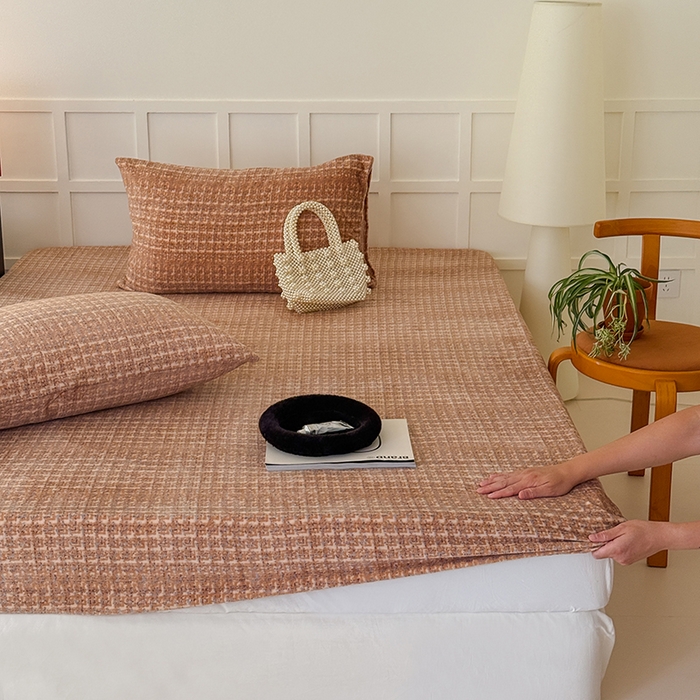 91家纺网 家纺一手货源 找家纺 三朵家纺 2025新款牛奶绒印花单床笠 床笠单件 小香格咖