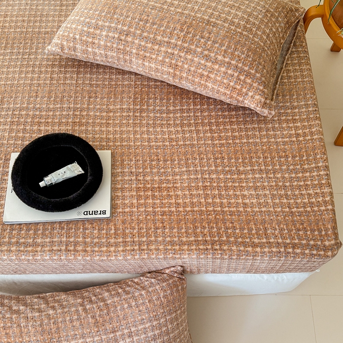 91家纺网 家纺一手货源 找家纺 三朵家纺 2025新款牛奶绒印花单床笠 床笠单件 小香格咖