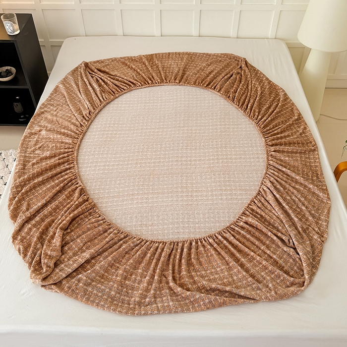 91家纺网 家纺一手货源 找家纺 三朵家纺 2025新款牛奶绒印花单床笠 床笠单件 小香格咖